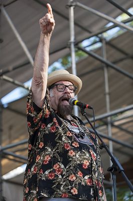 OMN's Tom D'Antoni introducing Dr. John on the Brewery Main Stage